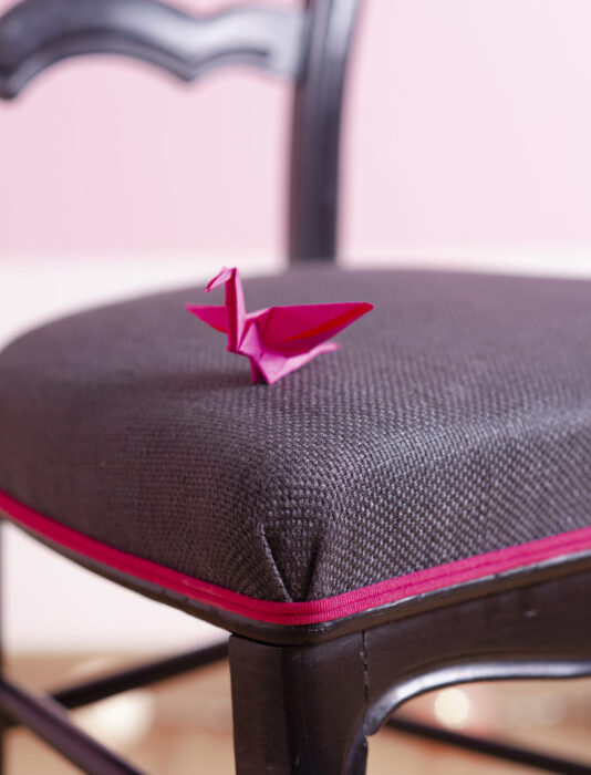 disponible à la vente chaise style louis-philippe tissu lin gris passepoil rose détail
