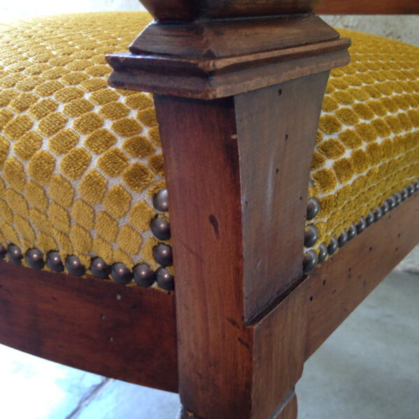 Hibiscus pourpre fauteuils Restauration tissu Pérou jaune Camengo détail