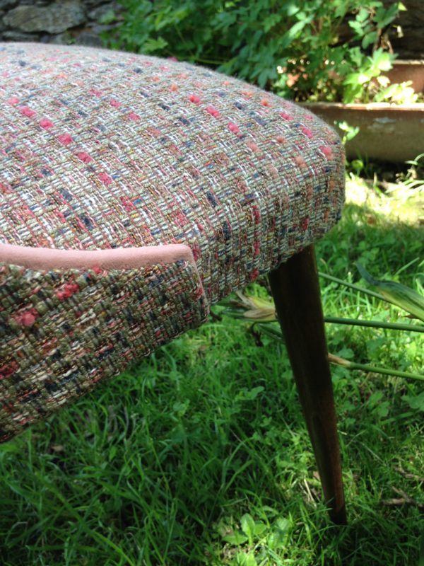 Hibiscus Poupre petite chaise 70 tissus roses Minaude et Quinta Casamance détail point caché sur le côté