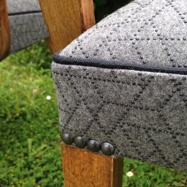 Hibiscuspourpre fauteuils bridge Balmoral détail clous tapissier
